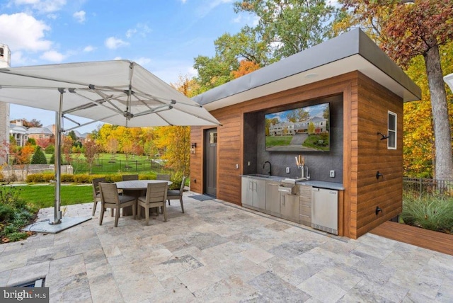 1039 Aziza Ct, Great Falls, VA 22066 - view of patio / terrace with an outdoor kitchen, outdoor dining space, a sink, and fence