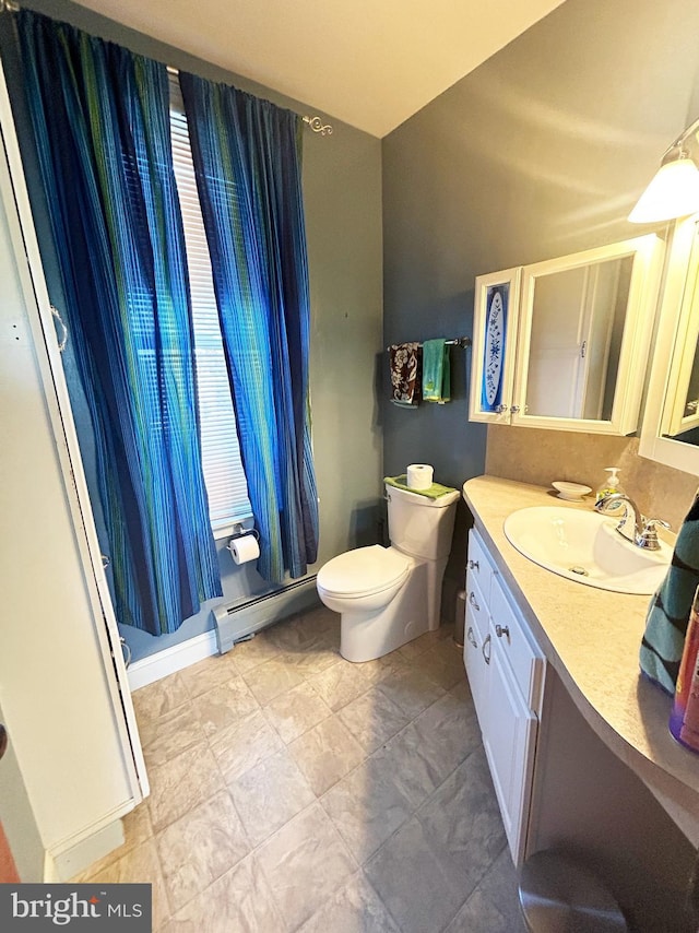 full bathroom featuring vanity, toilet, a shower with curtain, and a baseboard heating unit