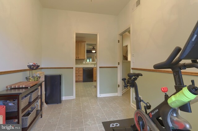 workout room with baseboards and a ceiling fan