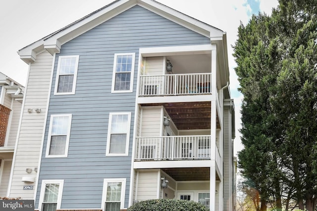 view of front of home featuring a balcony