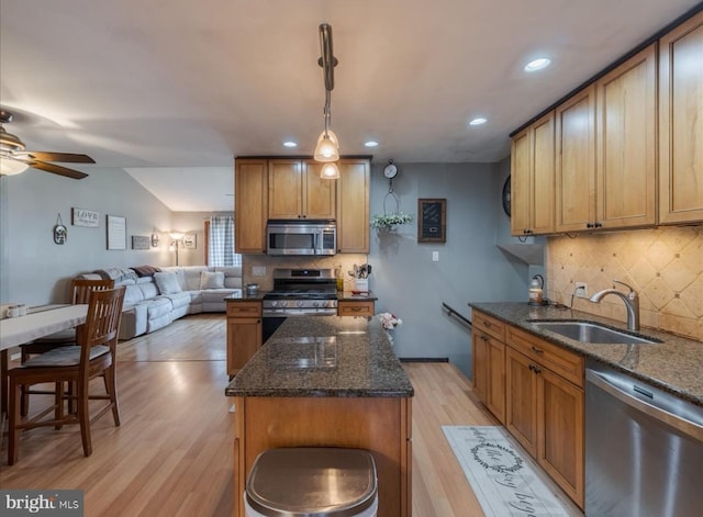 730 Cheryl Dr, Warminster, PA 18974 - kitchen featuring stainless steel appliances, a sink, light wood-type flooring, a ceiling fan, and backsplash