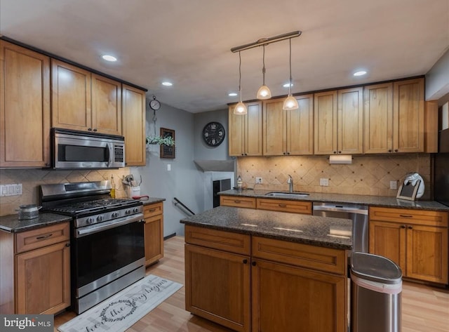 730 Cheryl Dr, Warminster, PA 18974 - kitchen featuring stainless steel appliances, a sink, backsplash, a center island, and light wood-type flooring