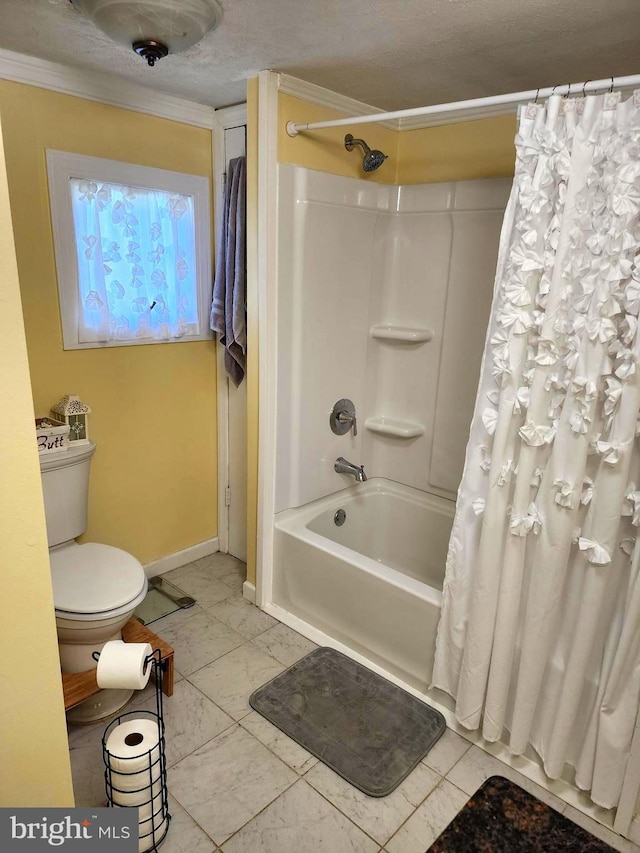 full bathroom featuring toilet, baseboards, shower / bath combo, and crown molding