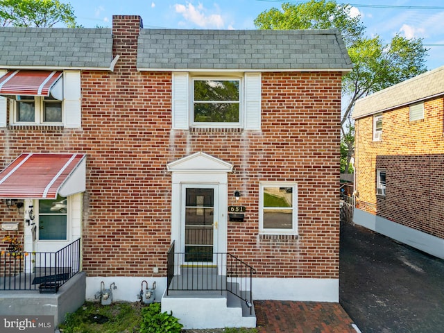 view of front facade featuring brick siding