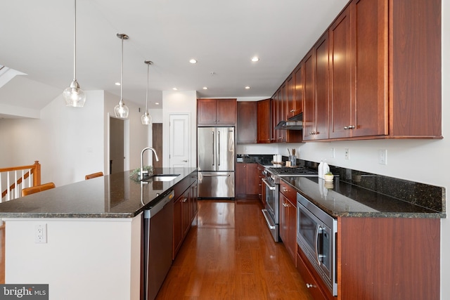 1418 N Rhodes St Unit B401, Arlington, VA 22209 - kitchen featuring appliances with stainless steel finishes, a sink, under cabinet range hood, dark wood finished floors, and an island with sink