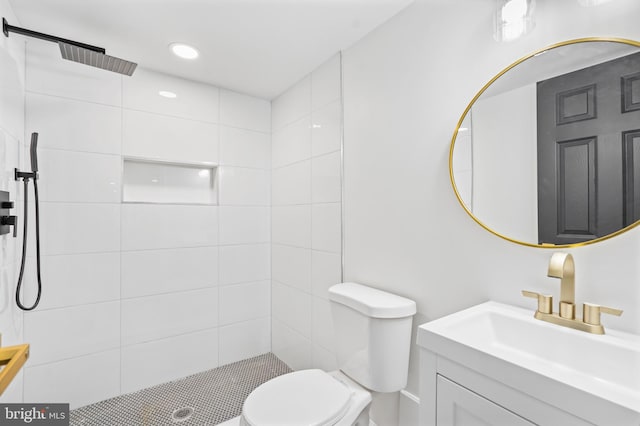 full bath featuring vanity, toilet, a tile shower, and recessed lighting
