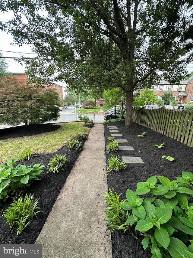 804 S Ode St, Arlington, VA 22204 - view of yard with fence