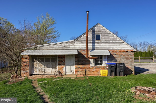 10 E Canal Rd, York, PA 17404 - view of front facade featuring a front lawn, brick siding, and fence
