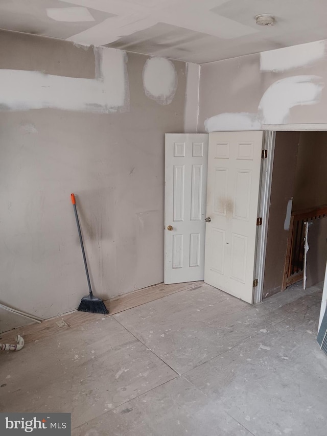 unfurnished room with a smoke detector