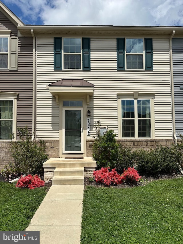 view of front of house with a front lawn