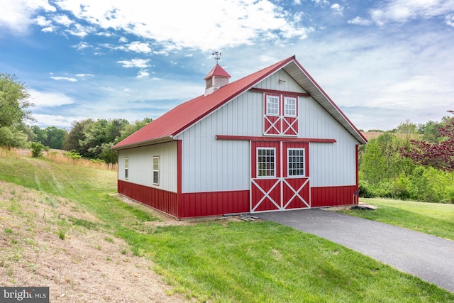 view of barn with a yard