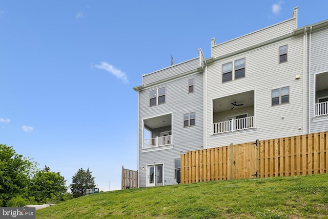 2627 Loganberry Dr, Herndon, VA 20171 - rear view of property with a yard