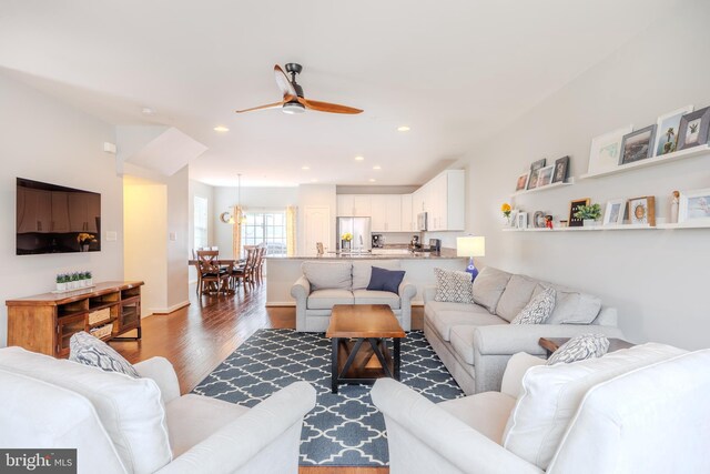 living room featuring wood finished floors, a ceiling fan, recessed lighting, and baseboards