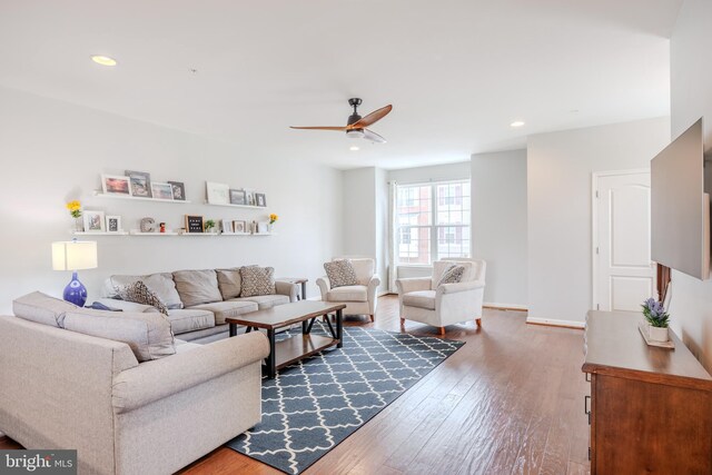 living room featuring ceiling fan, wood finished floors, recessed lighting, and baseboards