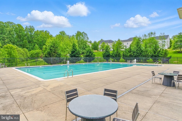2708 Lake Forest Dr, Upper Marlboro, MD 20774 - community pool with fence and a patio