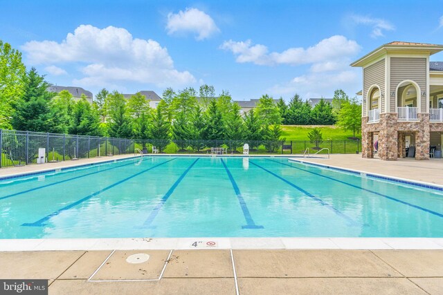 2708 Lake Forest Dr, Upper Marlboro, MD 20774 - community pool with fence