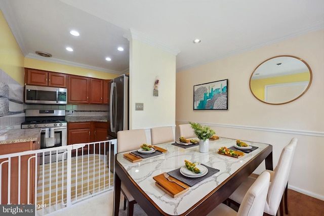 dining area with crown molding and recessed lighting