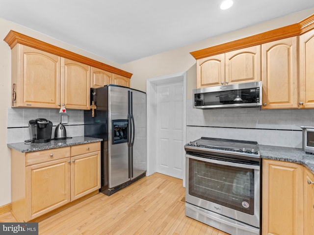 kitchen with stainless steel appliances, light brown cabinets, light wood-type flooring, decorative backsplash, and recessed lighting