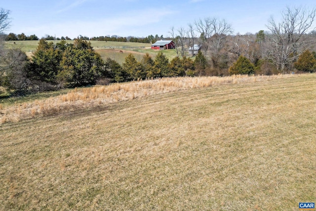 view of yard featuring a rural view