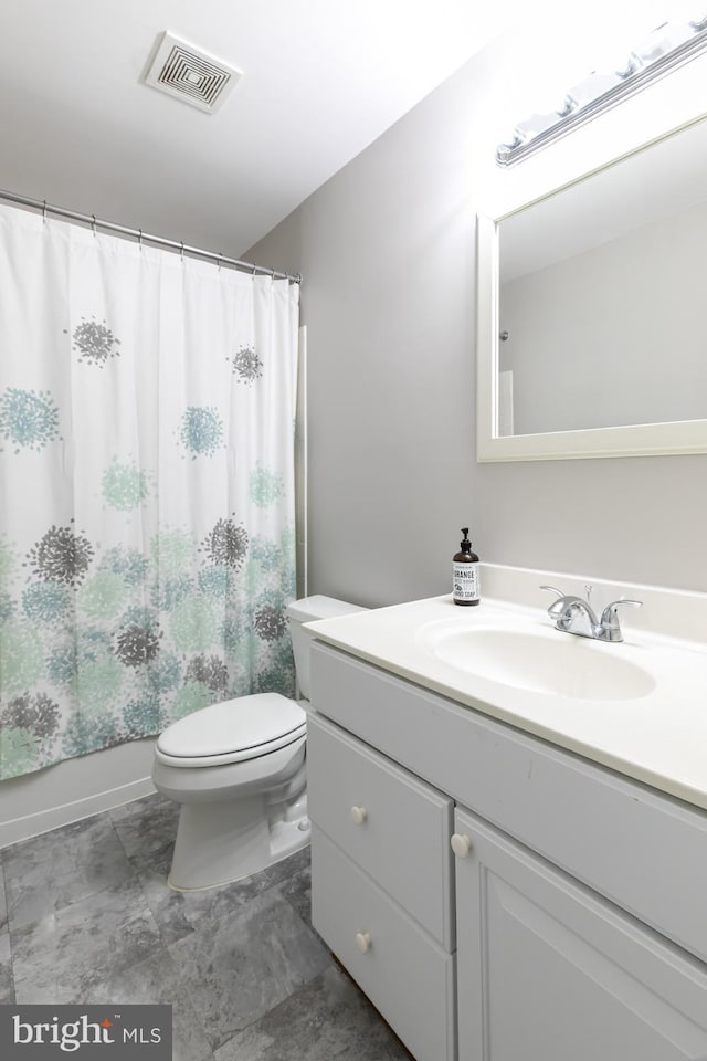 10609 Little Run Farm Ct, Vienna, VA 22182 - full bath with toilet, vanity, and shower / bath combination with curtain