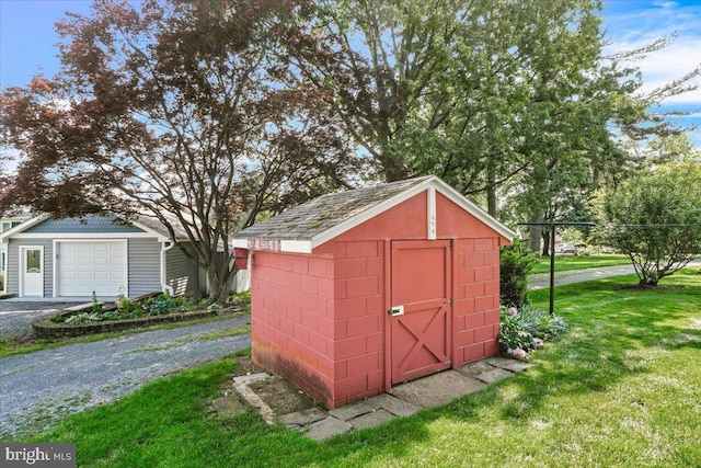 view of shed with gravel driveway