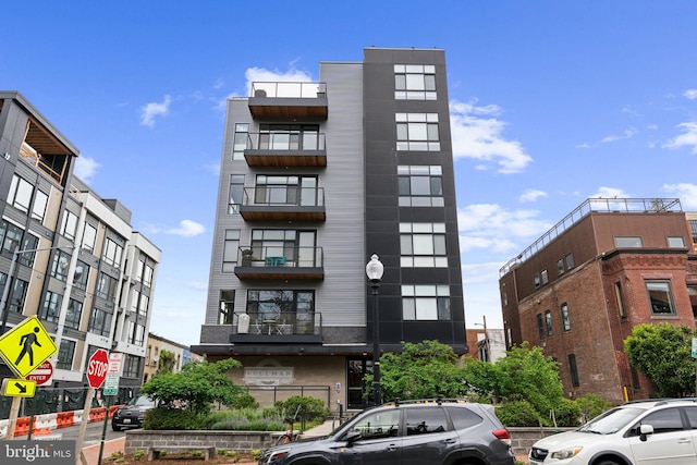 view of apartment building / complex