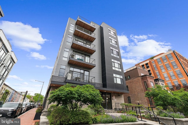 view of apartment building / complex