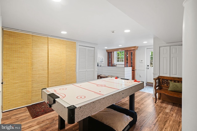 rec room featuring light wood-style floors and recessed lighting