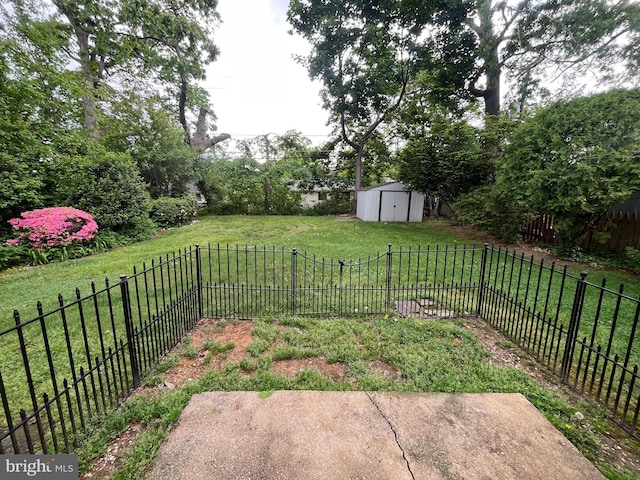 view of yard with a storage unit and an outdoor structure