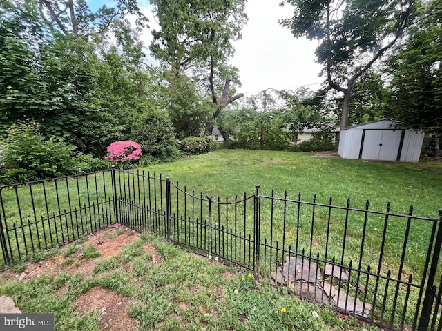 view of yard featuring a storage unit and an outdoor structure