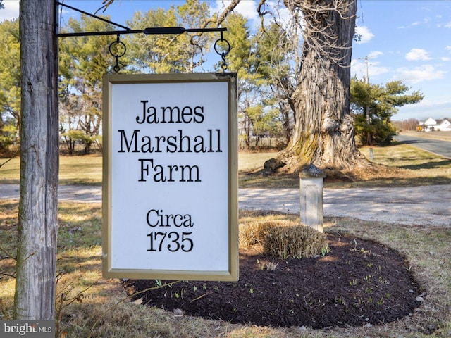 view of community / neighborhood sign