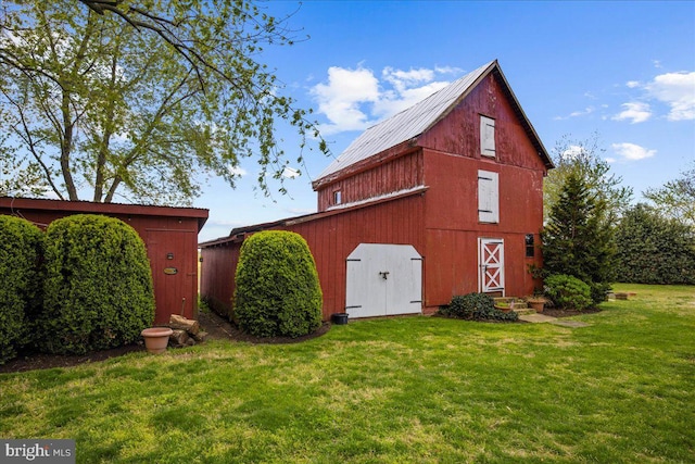 view of barn featuring a yard