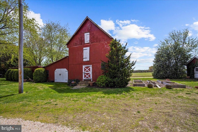view of barn featuring a yard