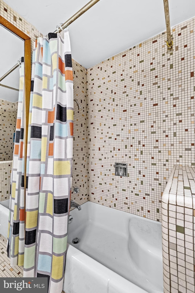 full bath with shower / tub combo with curtain