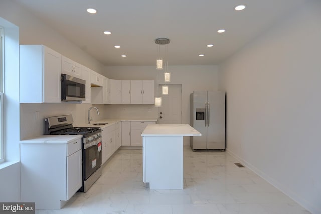 kitchen featuring stainless steel appliances, a sink, recessed lighting, a kitchen island, and light countertops