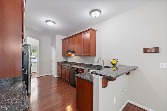 4111 Bayside Rd, Chesapeake Beach, MD 20732 - kitchen with appliances with stainless steel finishes, a peninsula, a sink, dark wood finished floors, and a breakfast bar area