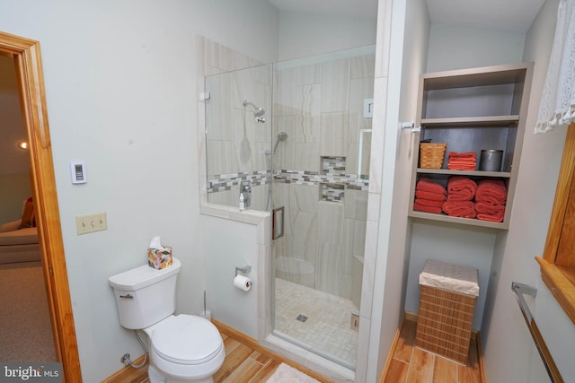 2119 Rock Lodge Rd, Mc Henry, MD 21541 - bathroom featuring a tile shower, toilet, wood finished floors, and baseboards