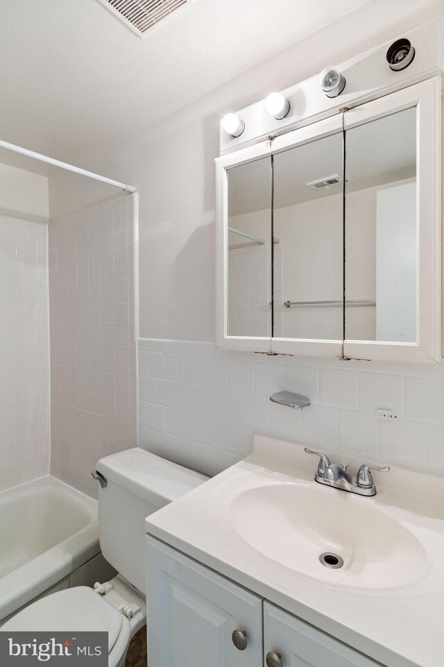 4931 Americana Dr Unit 4931B, Annandale, VA 22003 - full bath with tile walls, toilet, vanity, shower / bathtub combination, and decorative backsplash