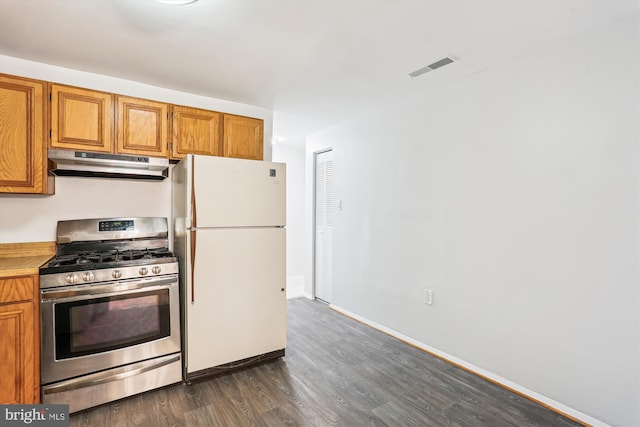 18707 Walkers Choice Rd Unit 6, Gaithersburg, MD 20886 - kitchen with under cabinet range hood, stainless steel range with gas cooktop, freestanding refrigerator, dark wood-style floors, and light countertops