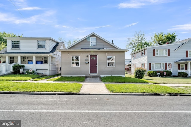 view of front of house featuring a front lawn
