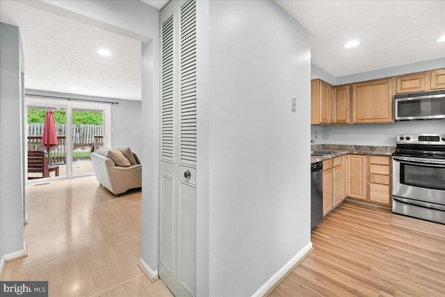 6436 Rockledge Ct, Elkridge, MD 21075 - kitchen featuring stainless steel appliances, light wood-style floors, baseboards, light brown cabinetry, and recessed lighting