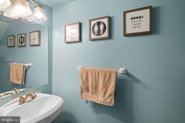 bathroom featuring a sink