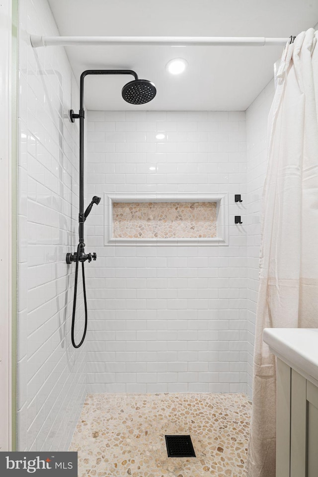 full bath featuring tiled shower and recessed lighting
