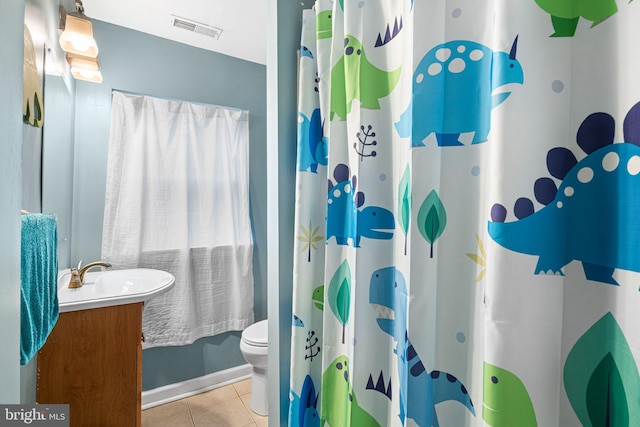 full bath featuring tile patterned floors, toilet, vanity, and a shower with shower curtain