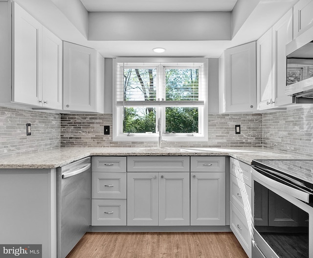 4 Ingham Way, New Hope, PA 18938 - kitchen with stainless steel appliances, a sink, tasteful backsplash, and light wood-style flooring
