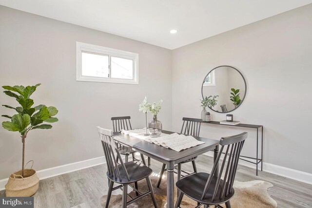 dining space featuring light wood-type flooring, baseboards, and recessed lighting