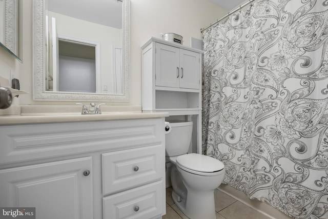 full bathroom featuring tile patterned flooring, toilet, vanity, and a shower with curtain