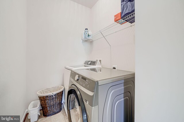 14762 Bell Tower Rd, Woodbridge, VA 22193 - laundry area with washing machine and dryer and baseboards