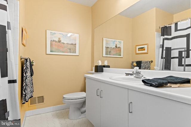 171 Timothy Cir, Wayne, PA 19087 - full bath featuring toilet, tile patterned floors, vanity, curtained shower, and baseboards