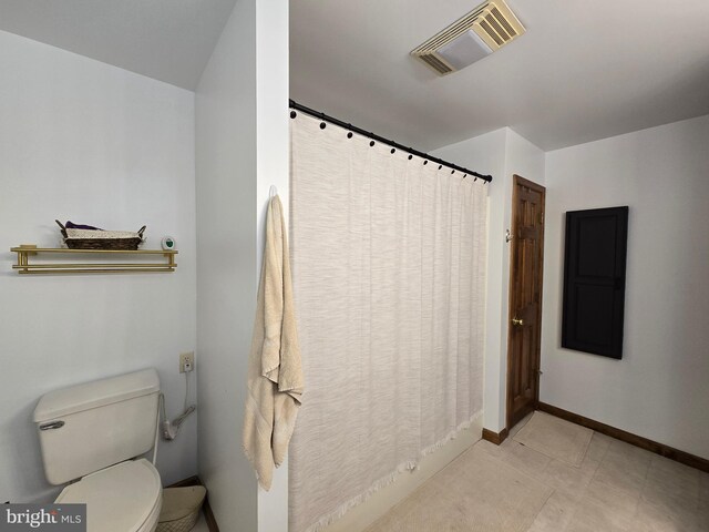 105 Woodview Dr, Harrington, DE 19952 - full bathroom featuring baseboards, toilet, and a shower with shower curtain